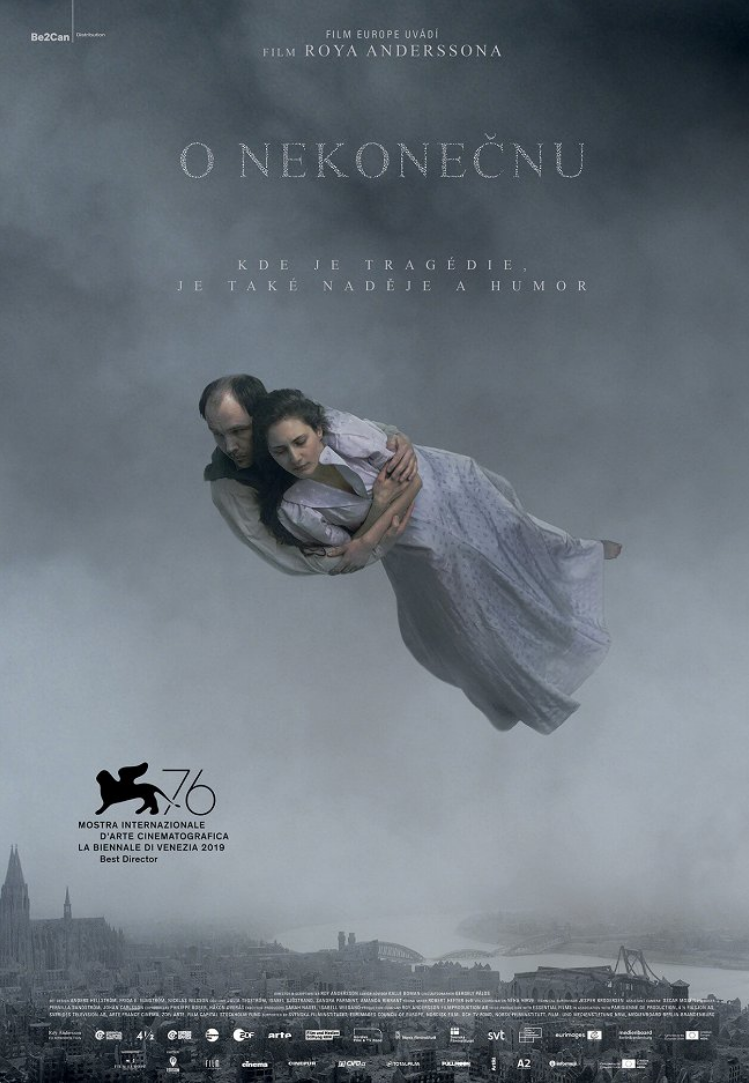 Kino Europa - plakát Nekonečno - muž a žena letící oblohou