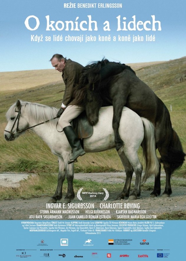 Kino Europa - plakát O koních a lidech - na fotce jsou dva koně, jeden z nich veze strašího muže
