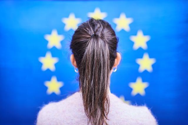 Mladá žena a vlajka EU