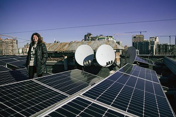 Ukrajina  - žena a solární panely