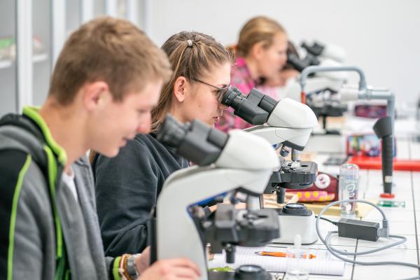 Studenti gymnázia Olomouc pracující s mikroskopy