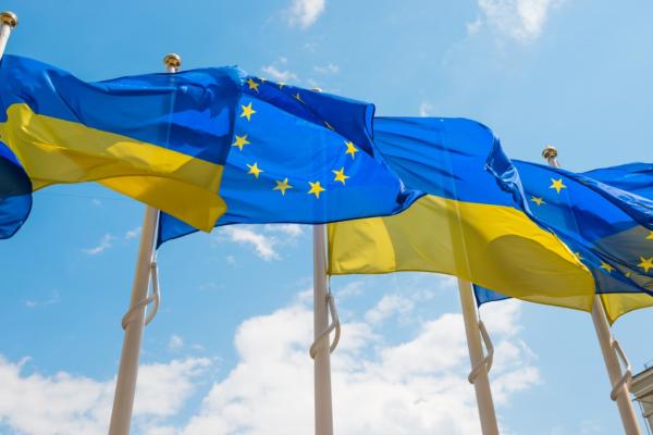 Vlajky EU a Ukrajiny