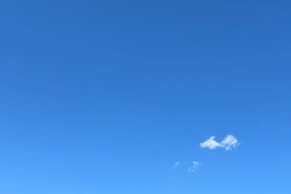 Modrá obloha s malými bílými mráčky