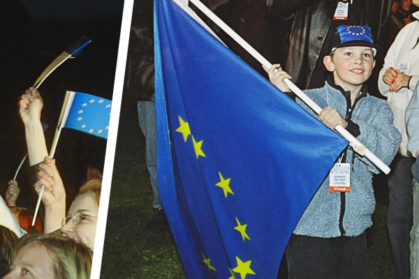 lidé slavící vstup do EU s balonky a logo 20 let společně